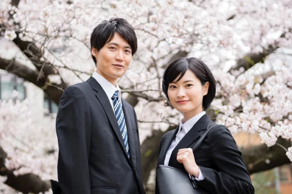 スーツ姿の男女