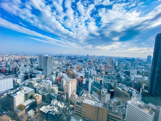 高層ビルと青空