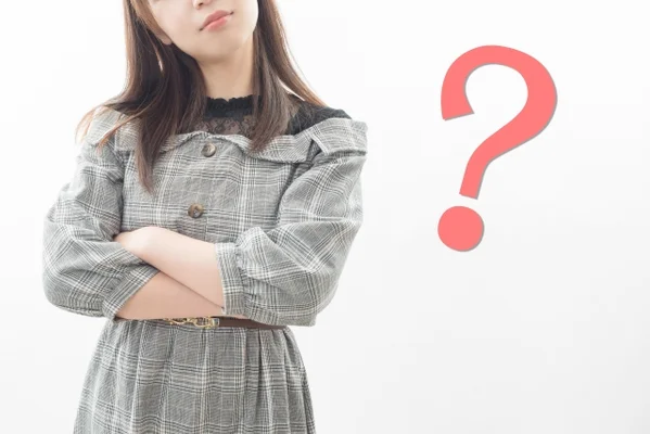 首をかしげる女性