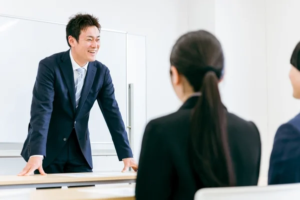 スーツ姿で笑顔で話をする男性