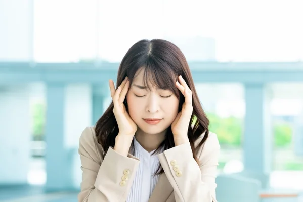 なやんでいる女性