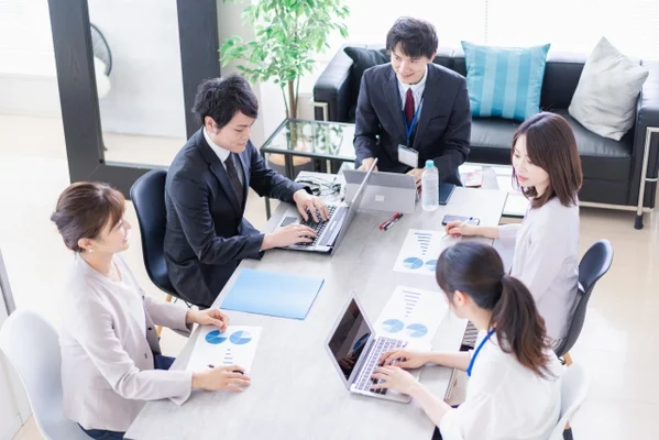 資料を使って会議する人たち