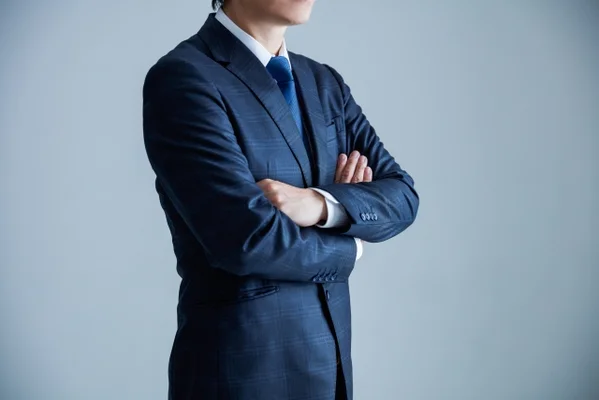 腕を組む男性