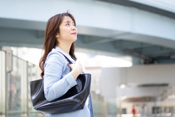 カバンを持った女性