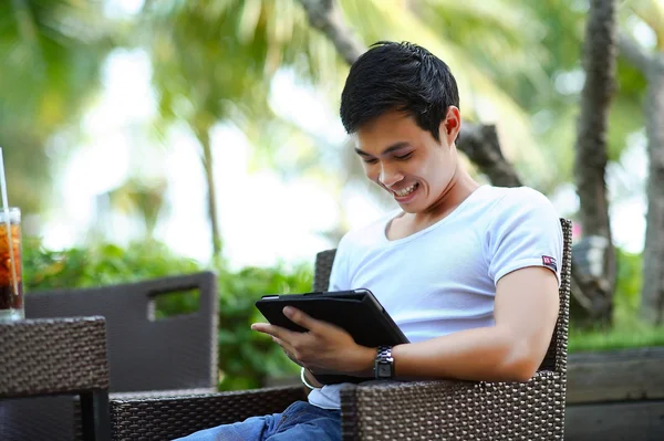 スマートフォンを見ている男性