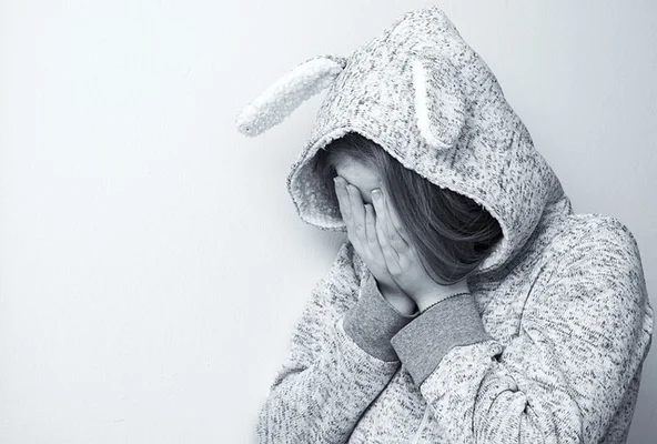 下を向く女性
